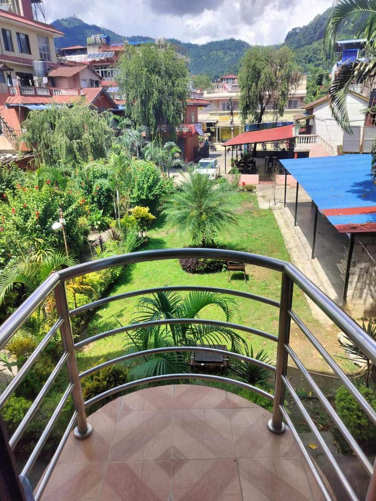 Hotel New Elia Pokhara Kültér fotó